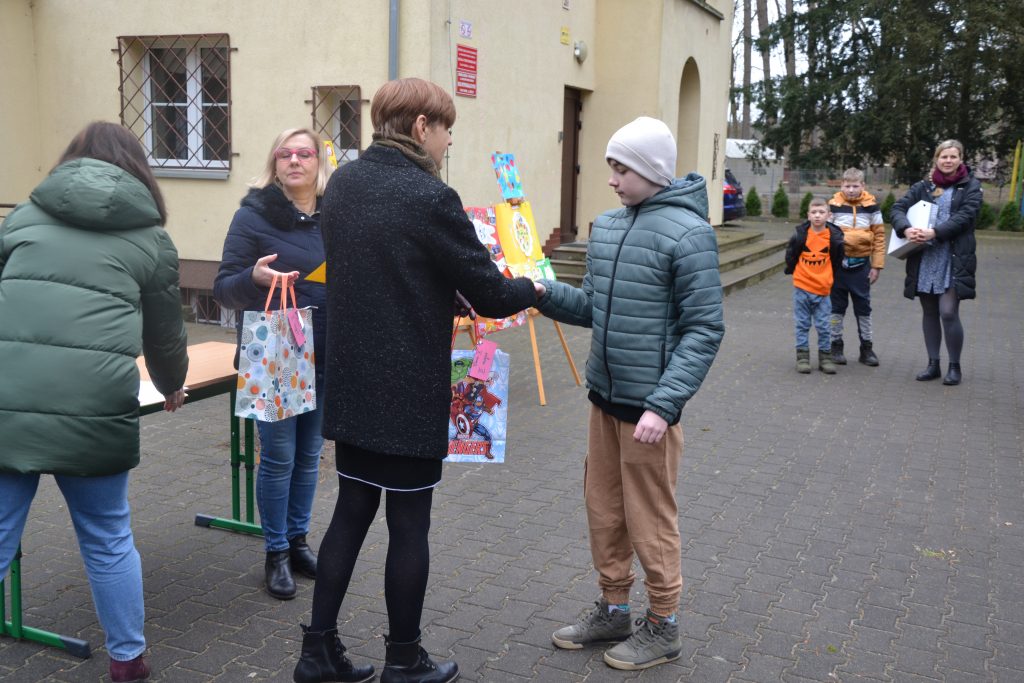 grupa ludzi stojących wokół siebie.