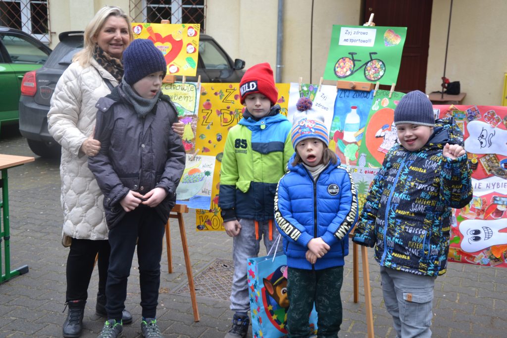 grupa małych dzieci stojących obok siebie.