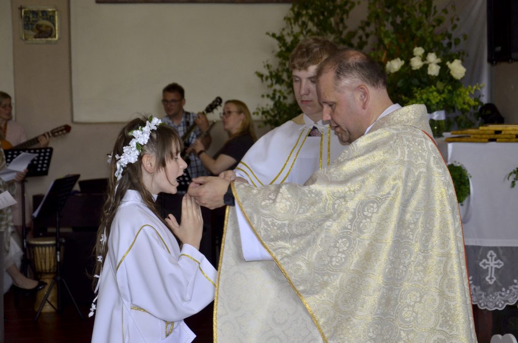 młoda dziewczyna zostaje wyświęcona przez księdza.