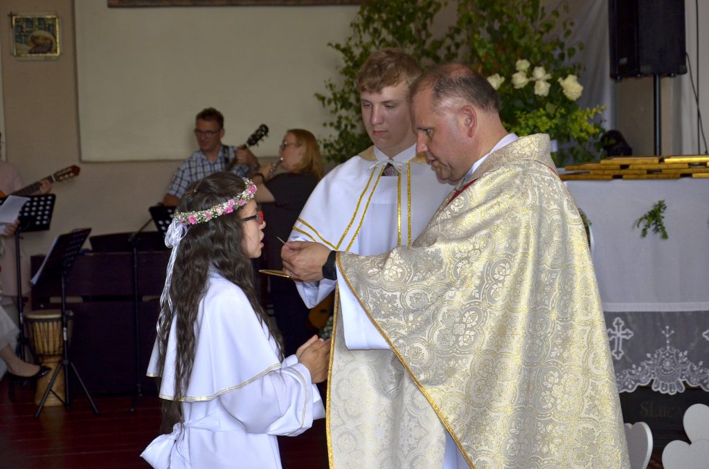 młoda dziewczyna zostaje wyświęcona przez księdza.