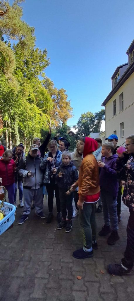 grupa ludzi stojących wokół siebie.