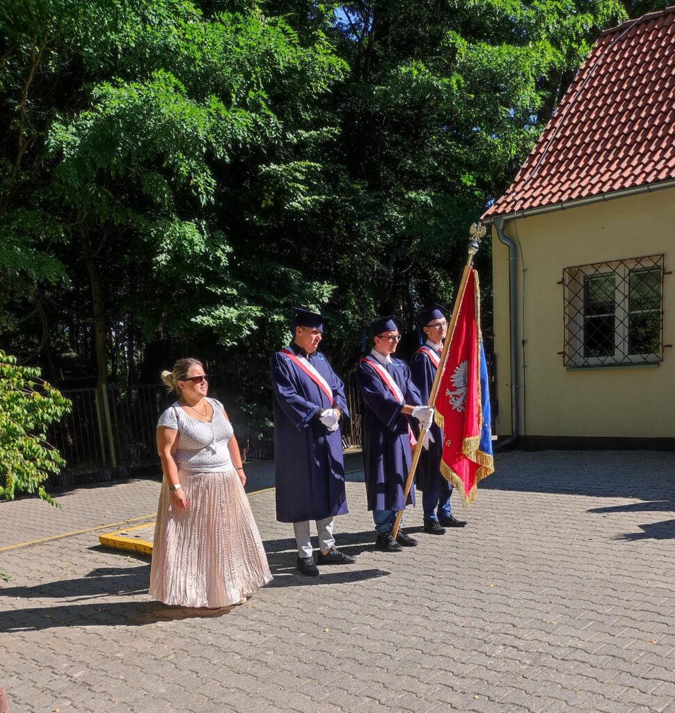 Może być zdjęciem przedstawiającym 4 osoby