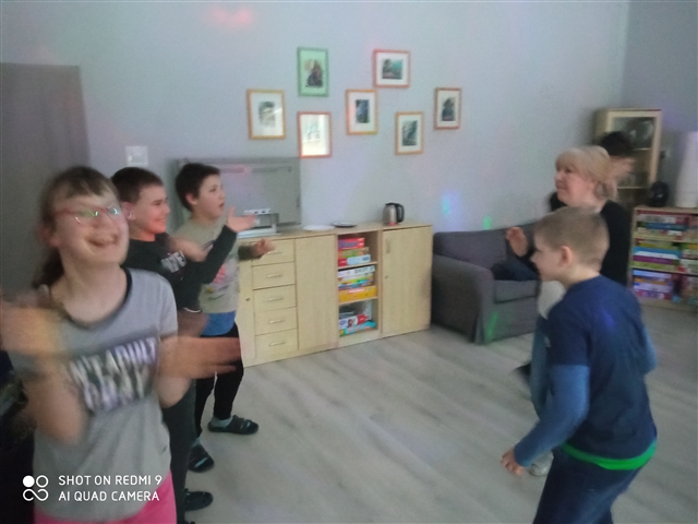 grupa dzieci grających w grę wideo.