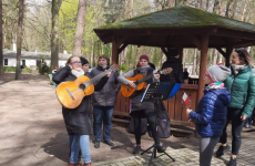 grupa ludzi grających muzykę w parku.