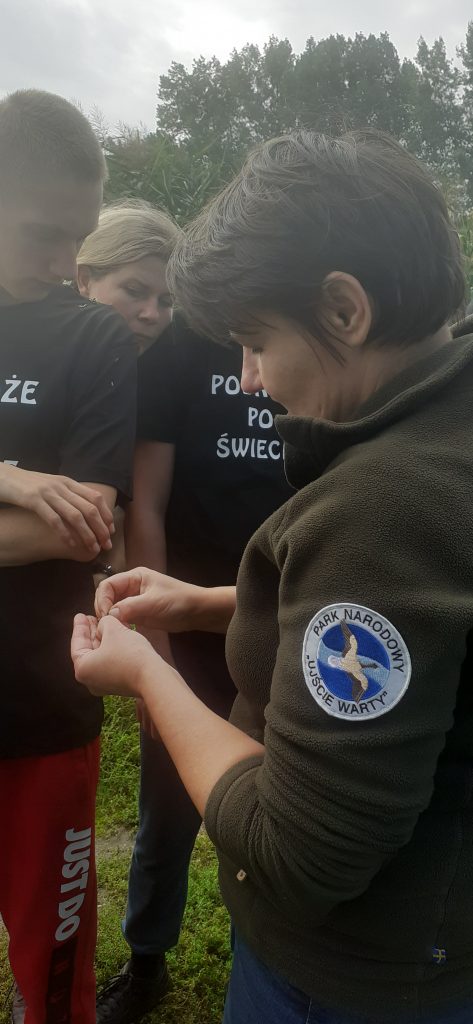 grupa ludzi stojących obok siebie.