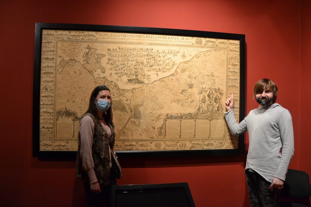 mężczyzna i kobieta stojący przed mapą.