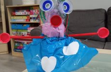 plastikowa torba z twarzą klauna.