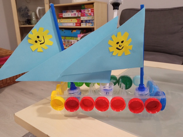 dziecięca łódka z papieru ze słonecznikami.