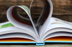 otwarta książka ze stronami w kształcie serca.