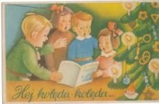kartka świąteczna z dziećmi czytającymi książkę przed choinką.