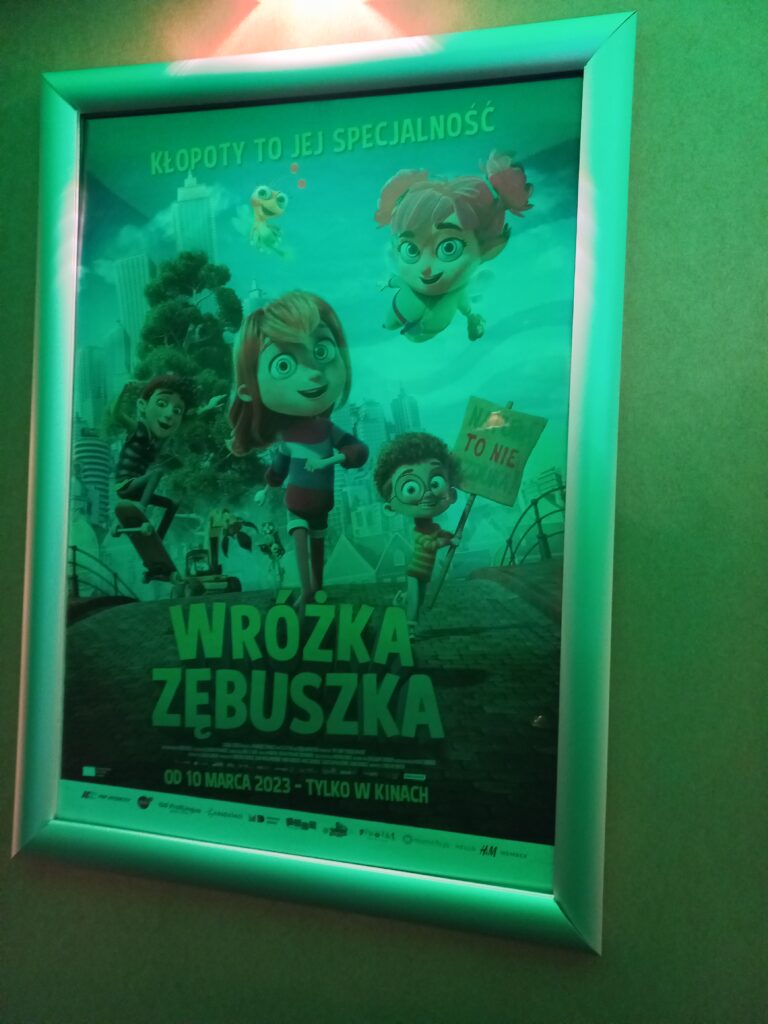 plakat filmowy wiszący na ścianie restauracji.