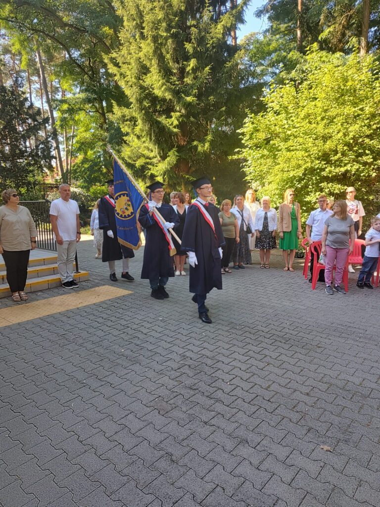 Może być zdjęciem przedstawiającym 13 osób