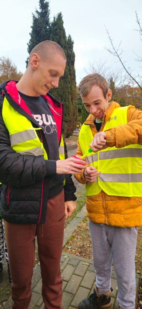 Uczniowie zapalają znicze na cmentarzu 